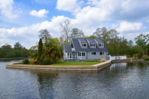 Wildwood Cottage on the river in Wroxham - Ubytování bez kategorie ve městě Wroxham