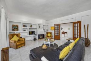 Villa Alfarrobeira by Villa Plus