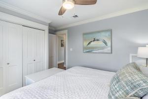 Island Retreat Walk to Beaches & Harbor