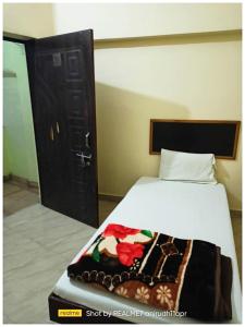 HOTEL New Ashoka ! Near Maa Sidheshwari Kaali Badi - Prayagraj Rambag Railway Station