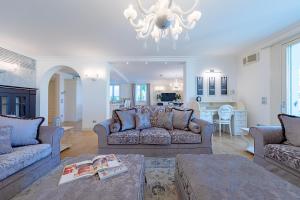 Catullo Lakefront Luxury Apartments by Wonderful Italy