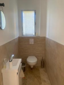 A LOMBRE DES GLYCINES maison avec piscine 7 personnes