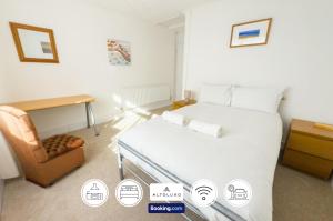 Orion's Place 3 Bedroom House By AltoLuxoExperience Short Lets & Serviced Accommodation With Free Parking