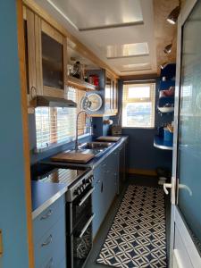 Comfortable bungalow in Goodwick no TV with private parking one car