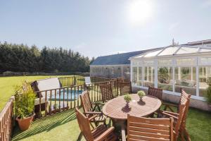 JOIVY Greenknowes Farmhouse with Hot Tub and Bar