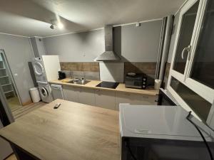 Location chambre rouge dans un appartement en colocation
