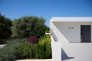 Kyamon Luxury Villa with Heated Saltwater Pool Near Chania