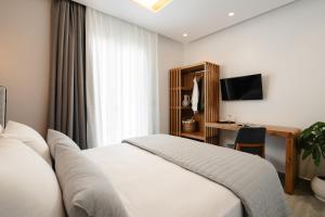 Phaistos Suites