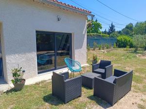 Appartements Studio familial avec terrasse et parking a proximite de la gare TGV Aix-en Provence : Appartement - Vue sur Jardin