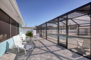 2 BR,Heated POOL, 1 Mile direct gulf access, GREAT Location, Dockage