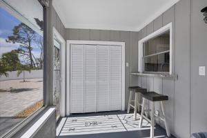 2 BR,Heated POOL, 1 Mile direct gulf access, GREAT Location, Dockage