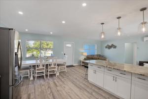 2 BR,Heated POOL, 1 Mile direct gulf access, GREAT Location, Dockage