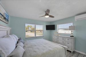 2 BR,Heated POOL, 1 Mile direct gulf access, GREAT Location, Dockage