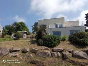 Maisons de vacances Villa avec terrasse a 400m de la mer a Pleumeur-Bodou - FR-1-368-400 : photos des chambres