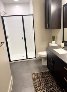 Downtown Dallas Apartment with Pool Gym and King Size Bed