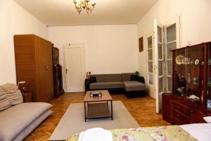 Retro Green Cottage with a Barkyard - Pet Friendly