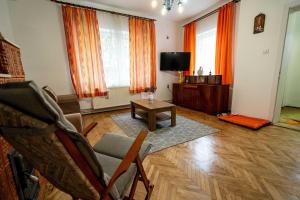 Retro Green Cottage with a Barkyard - Pet Friendly