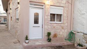 Popi Studio 1 Mochos Square