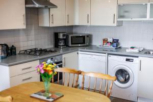 Belle Buoy - Town Centre Location with Free Parking