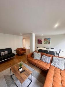 Spacious 3-bed 3-Bath Luxury apartment with balcony Hyde Park