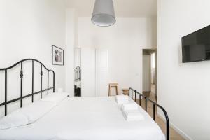 GuestHost - M4 Argonne Balcony Apartment