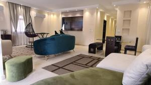 Delight R beside Rehab & airport- families only