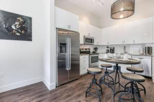 Stylish 1-Bed Condo Just Moments Away from the Charming French Quarter
