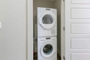 Stylish 1-Bed Condo Just Moments Away from the Charming French Quarter