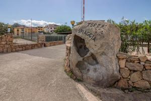 GuestHost - Elegant Beachfront Wi-Fi & Parking img31