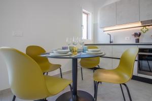 GuestHost - Elegant Beachfront Wi-Fi & Parking img8