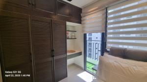 Cozy new studio walk to Mall of Asia with balcony