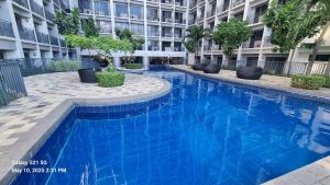 Cozy new studio walk to Mall of Asia with balcony
