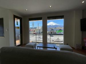 PLEO 圧巻の富士山ビュー バルコニーあり モダンで綺麗な宿を貸し切り Max4名