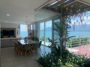 Casa luxuosa de frente para o mar