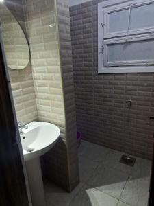 شقة فندقية مكيفة بالمعمورة الشاطئ غرفتين و ريسيبشن جاردن بمكان مميز فى وسط المعمورة امام البحر بكارنيهات للشواطئ الخاصة