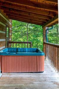 Super View,Smoky Mtn Log Cabin,Pool Table,Hot Tub