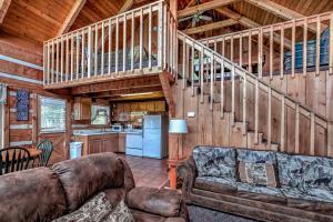 Super View,Smoky Mtn Log Cabin,Pool Table,Hot Tub