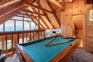 Super View,Smoky Mtn Log Cabin,Pool Table,Hot Tub