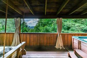 Nice View Fireplace, Hot Tub, Porch Bed, Private