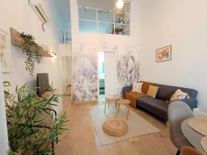 Comfy loft, 6 metro stops from downtown, AC & WiFi