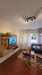 Apê Retrô com Wi-Fi e Vaga - 350 m da Praia da Enseada