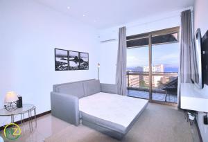 Incrível sala e quarto com varanda em Ipanema