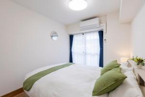3 bedrooms, 5-minute walk to Shinjuku City Center, Isetan department store , max 7 people