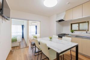 3 bedrooms, 5-minute walk to Shinjuku City Center, Isetan department store , max 7 people