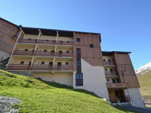 Appartement cosy à 50m des pistes, 2 pièces pour 6 personnes, balcon et services disponibles - FR-1-452-205