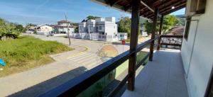 Ampla Casa na zona central da praia e comércio com 03 dormitórios