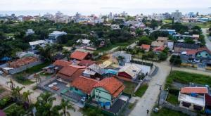 Ampla Casa na zona central da praia e comércio com 03 dormitórios
