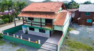 Ampla Casa na zona central da praia e comércio com 03 dormitórios