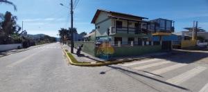 Ampla Casa na zona central da praia e comércio com 03 dormitórios