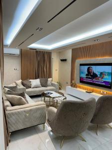 شمس العقاد الفندقيه